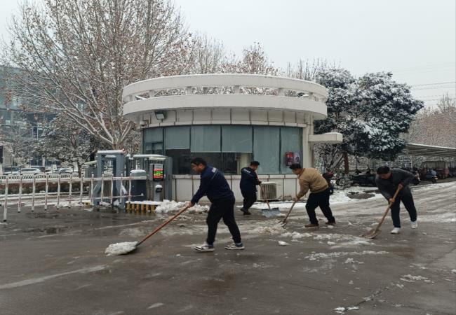 掃雪除冰我先行，冰雪更映黨旗紅